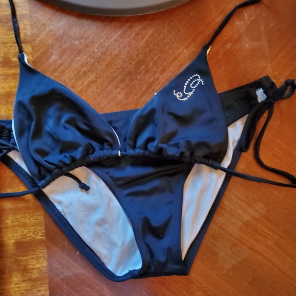 Guess - Picture 3 of 3